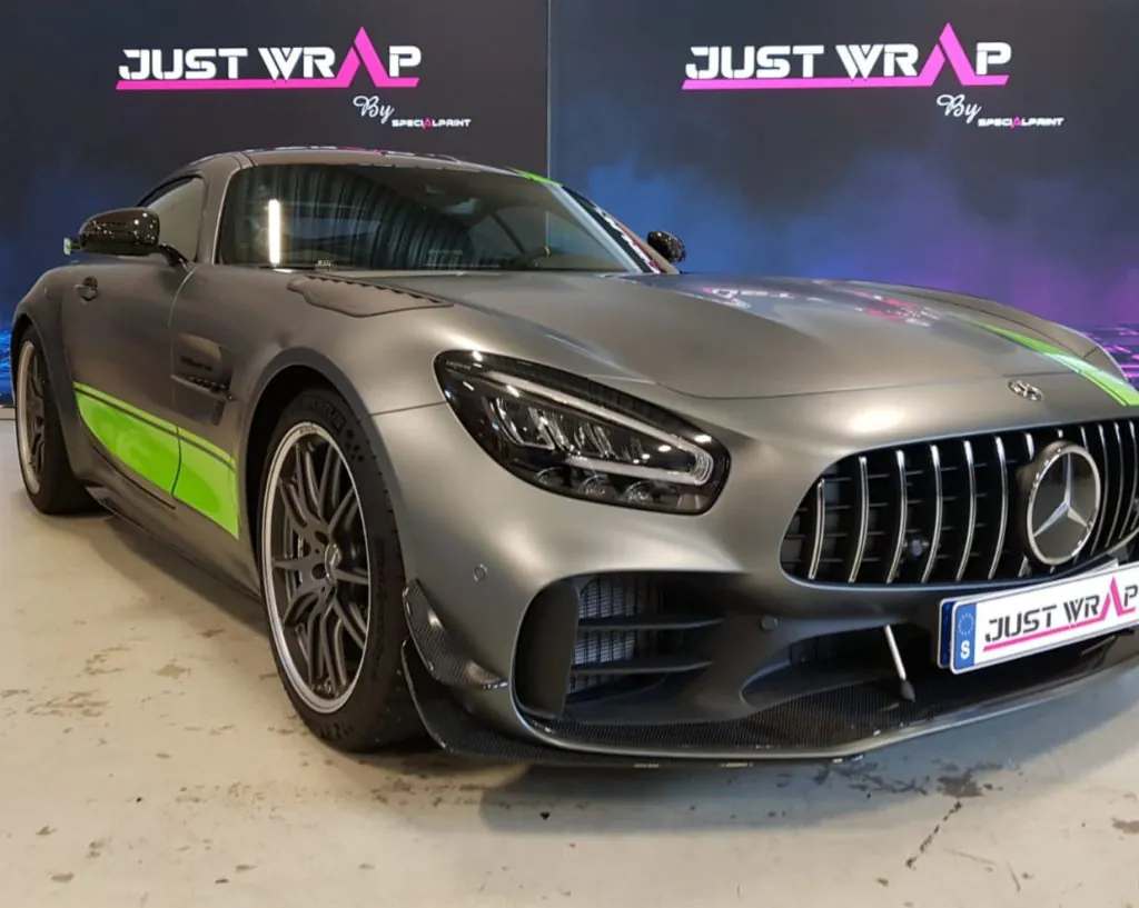 Mattgrå Mercedes med gröna detaljer, folierad hos Specialprint