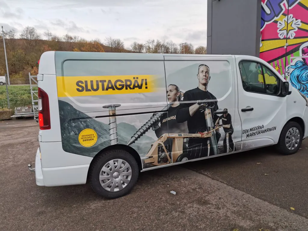 Vit skåpbil med tryckt fordonsdekor för Sluta Gräv