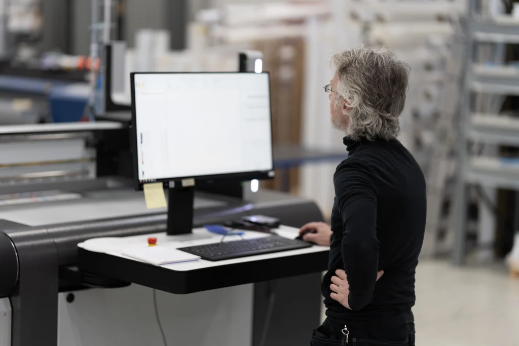 Arbete med tryckfiler vid en produktionsmaskin hos Specialprint