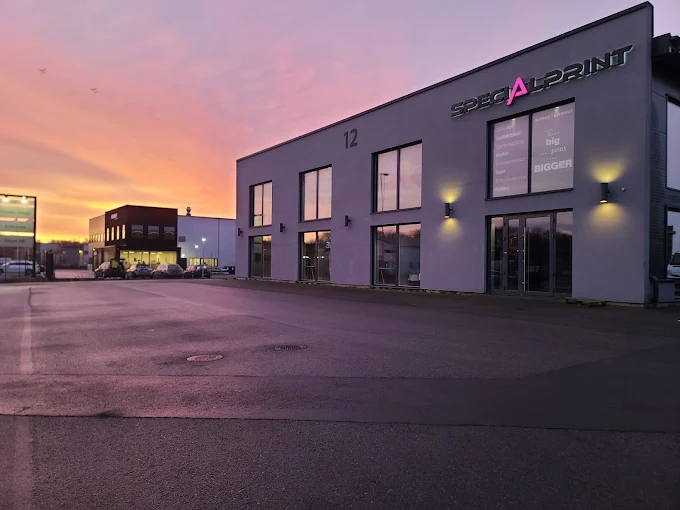 Arbete vid tryckmaskinerna i Specialprints produktion