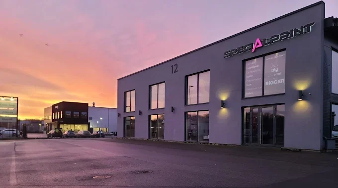 Arbete vid tryckmaskinerna hos Specialprint